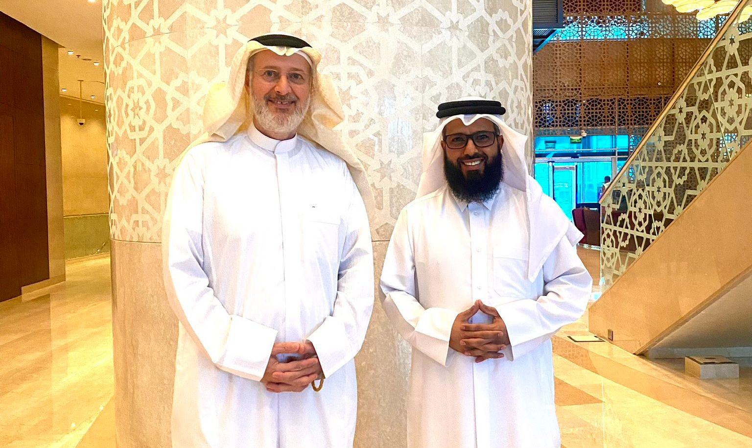 الدكتور عايض بن دبسان القحطاني بصحبة الدكتور جاسم المطوع في العاصمة القطرية الدوحة